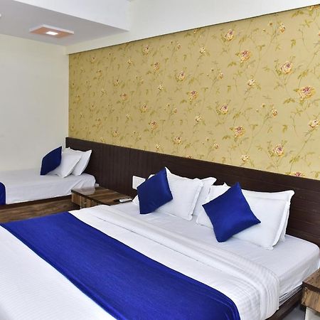 Hotel Lake Palace Ahmedabad Esterno foto