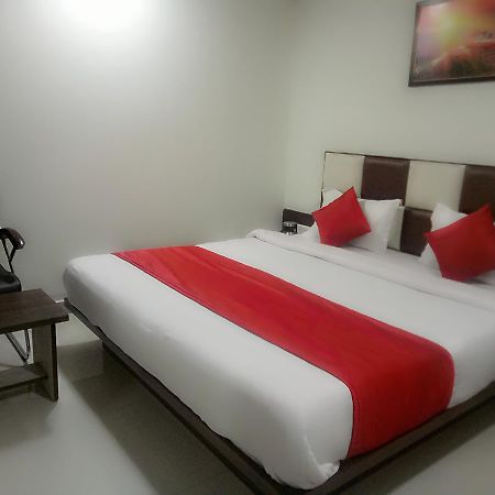 Hotel Lake Palace Ahmedabad Esterno foto