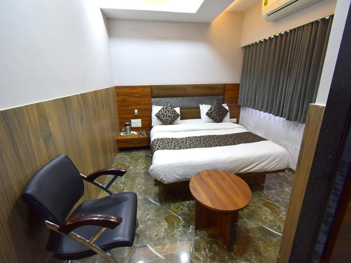 Hotel Lake Palace Ahmedabad Esterno foto