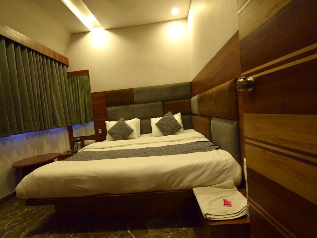 Hotel Lake Palace Ahmedabad Esterno foto