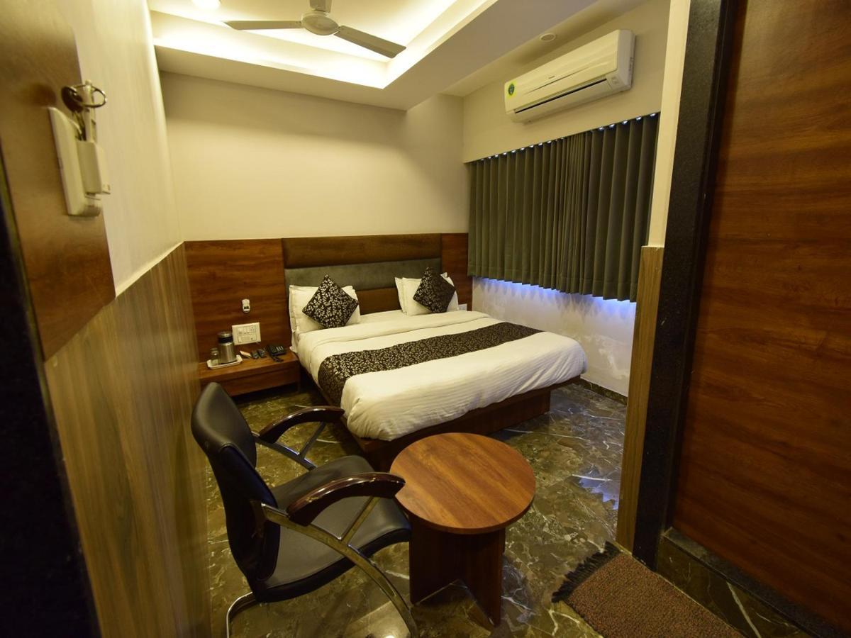 Hotel Lake Palace Ahmedabad Esterno foto