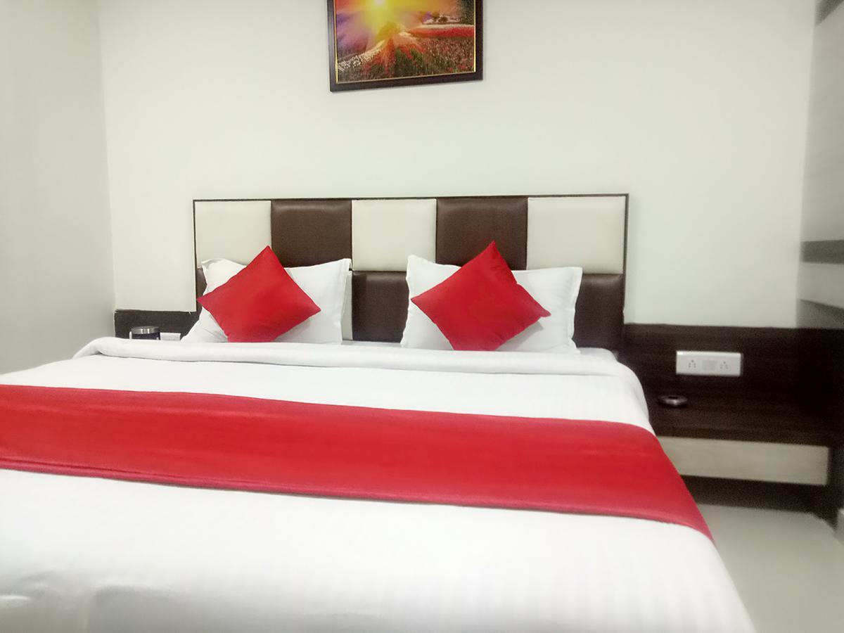 Hotel Lake Palace Ahmedabad Esterno foto