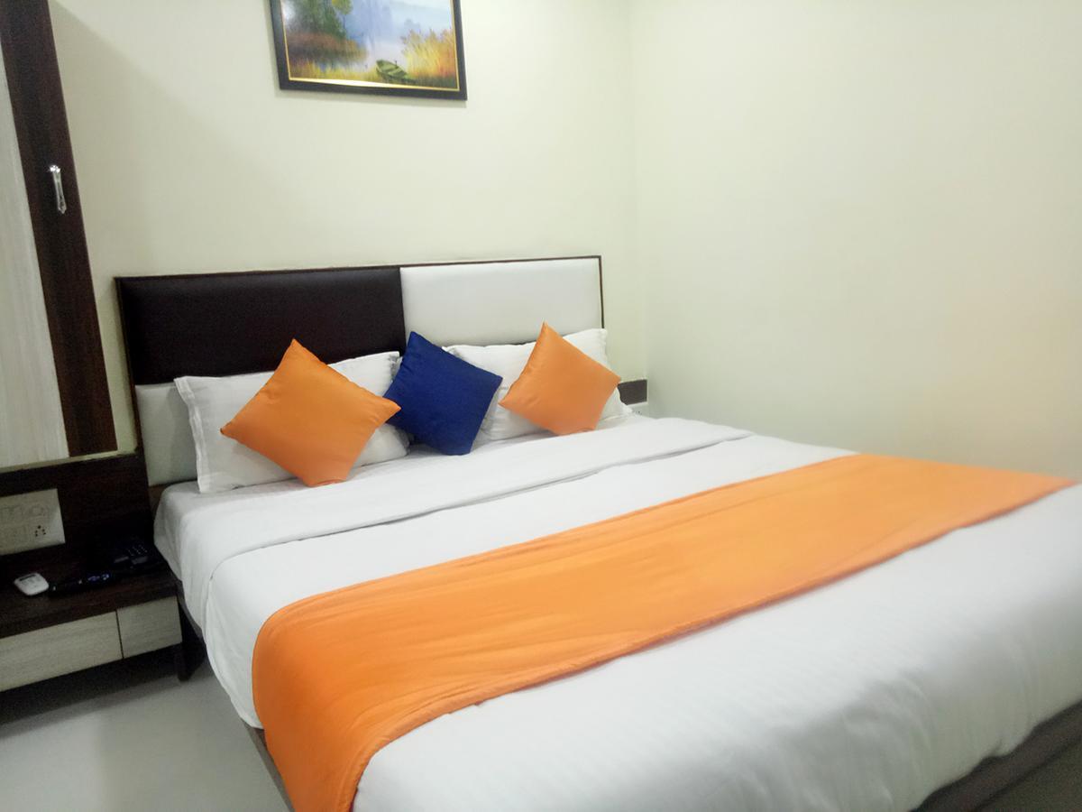 Hotel Lake Palace Ahmedabad Esterno foto