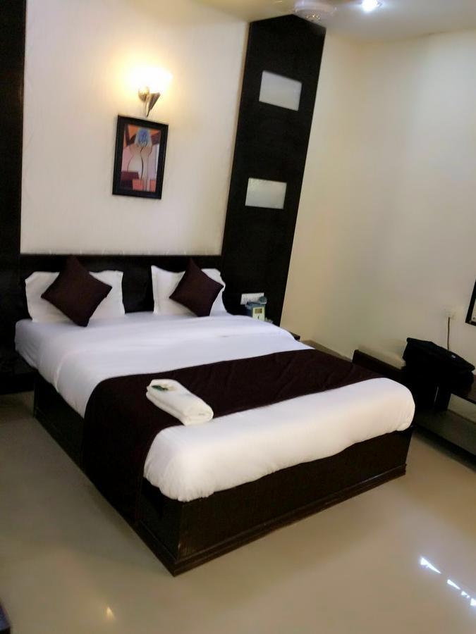 Hotel Lake Palace Ahmedabad Esterno foto