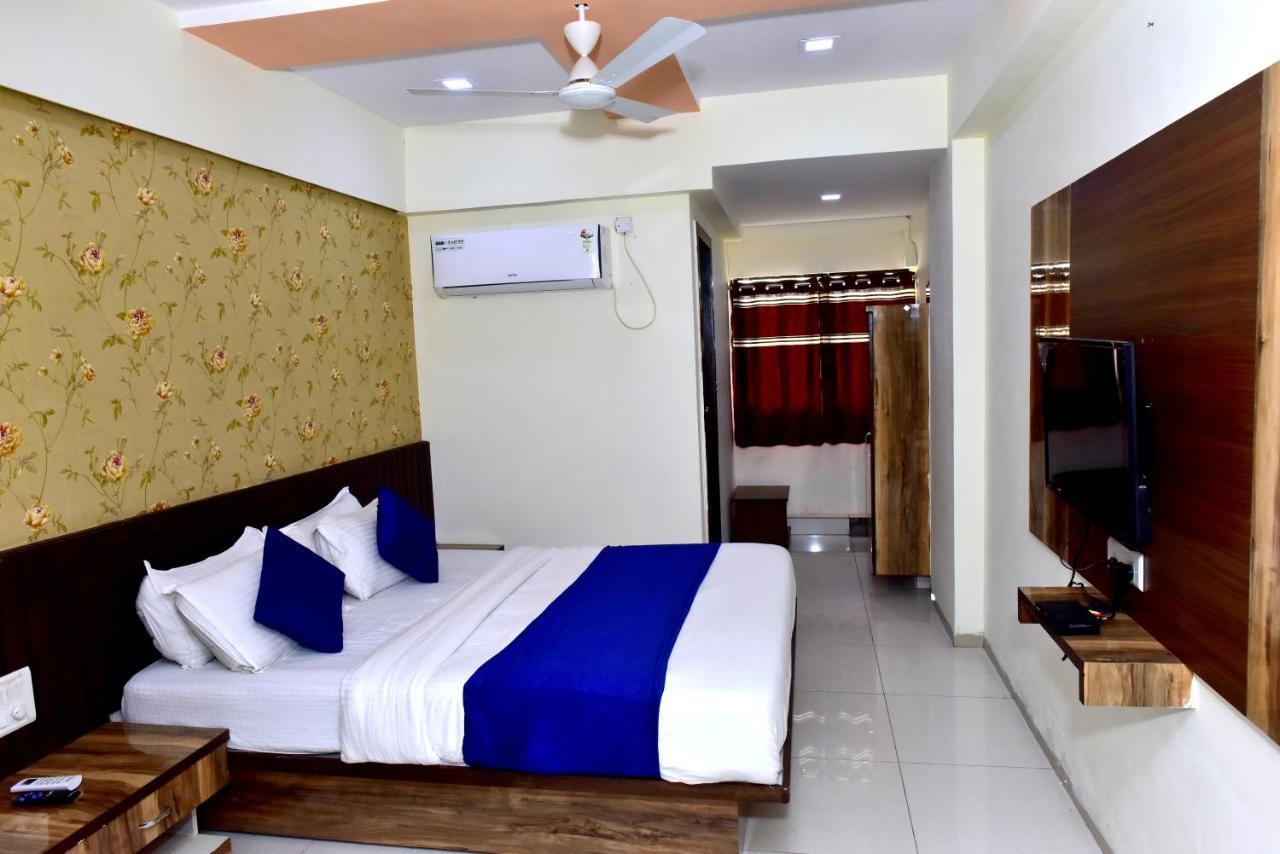 Hotel Lake Palace Ahmedabad Esterno foto